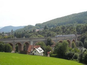 Tehdejší ministerský předseda Karl Friedrich Kübeck vydal roku 1841 pověření na zřízení železniční tratě do Triestu.