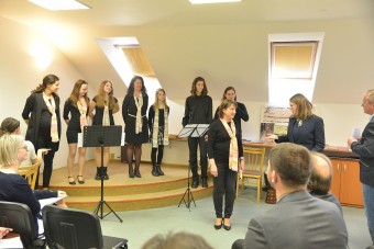 Pěvecký sbor Carmina Clara pod vedením sbormistryně Ludmily Piknerové