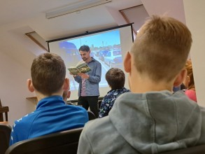 Proběhlo: Beseda se spisovatelem Petrem Šestákem (15. 10. 2025)