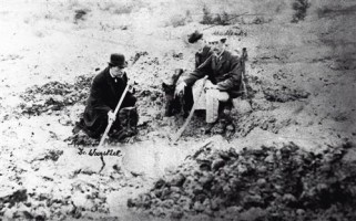 Jindřich Wankel (vlevo) při povrchových výzkumech